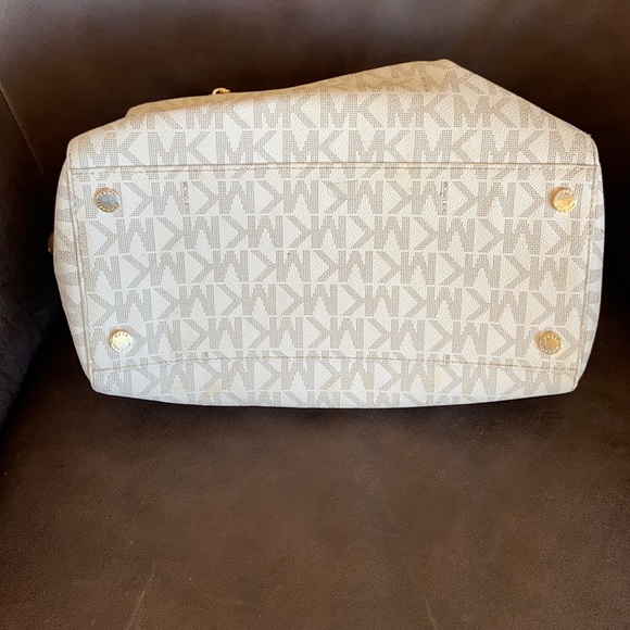 Michael Kors Purse - Picture 4 of 9